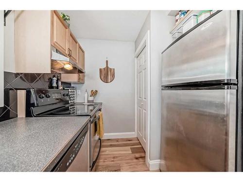 8-810 2 Street Ne, Calgary, AB - Indoor Photo Showing Kitchen