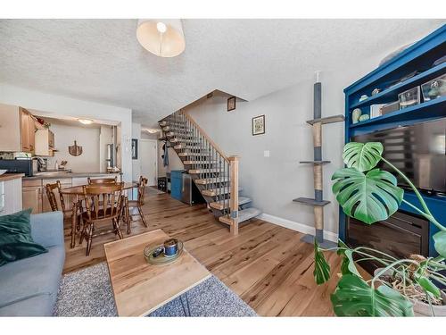 8-810 2 Street Ne, Calgary, AB - Indoor Photo Showing Living Room