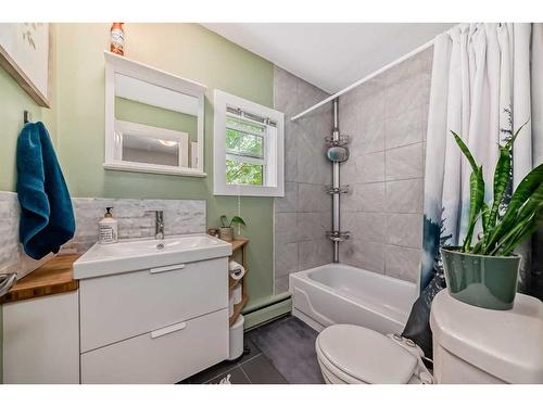 8-810 2 Street Ne, Calgary, AB - Indoor Photo Showing Bathroom