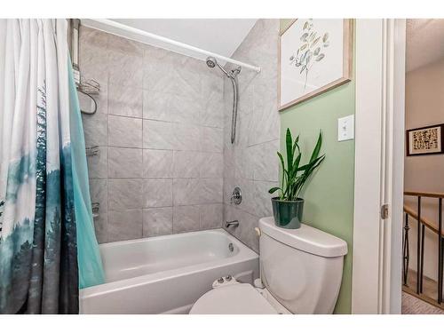 8-810 2 Street Ne, Calgary, AB - Indoor Photo Showing Bathroom