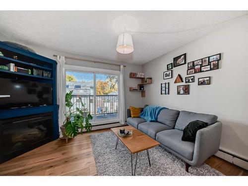 8-810 2 Street Ne, Calgary, AB - Indoor Photo Showing Living Room