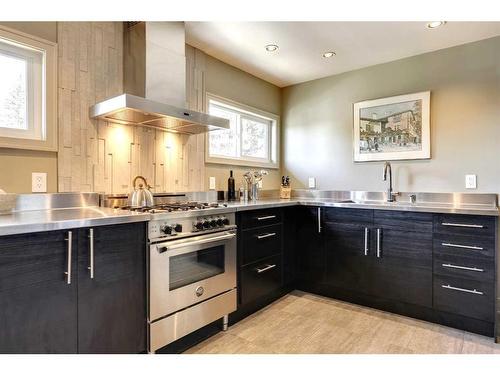 312 47 Avenue Sw, Calgary, AB - Indoor Photo Showing Kitchen With Double Sink With Upgraded Kitchen