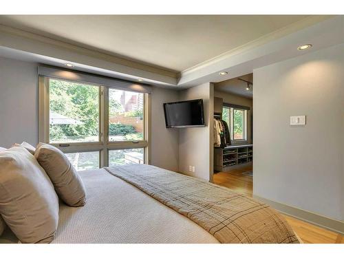 312 47 Avenue Sw, Calgary, AB - Indoor Photo Showing Bedroom