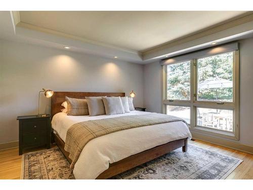 312 47 Avenue Sw, Calgary, AB - Indoor Photo Showing Bedroom