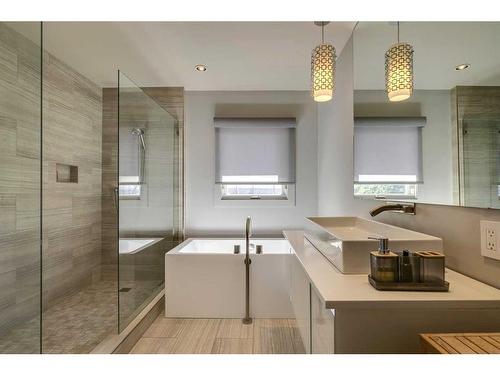 312 47 Avenue Sw, Calgary, AB - Indoor Photo Showing Bathroom