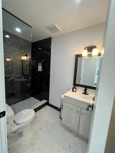 16-2020 16 Avenue Nw, Calgary, AB - Indoor Photo Showing Bathroom