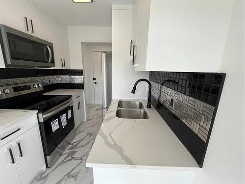 16-2020 16 Avenue Nw, Calgary, AB - Indoor Photo Showing Kitchen With Double Sink With Upgraded Kitchen