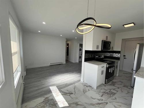 16-2020 16 Avenue Nw, Calgary, AB - Indoor Photo Showing Kitchen