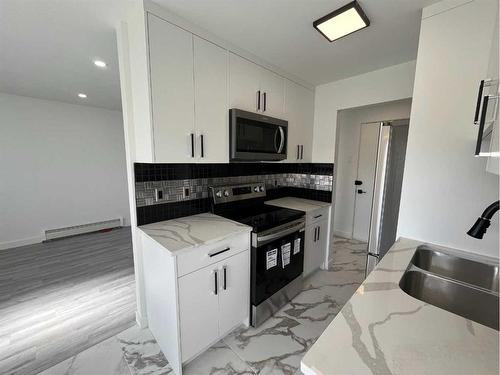 16-2020 16 Avenue Nw, Calgary, AB - Indoor Photo Showing Kitchen With Double Sink