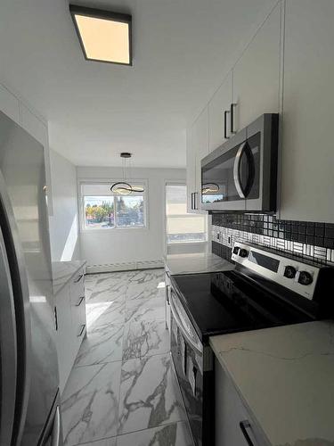 16-2020 16 Avenue Nw, Calgary, AB - Indoor Photo Showing Kitchen