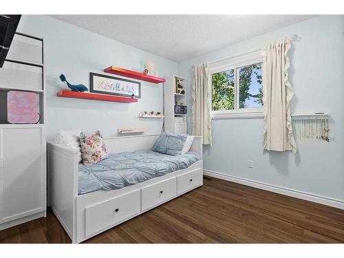 12 Strathcona Road Sw, Calgary, AB - Indoor Photo Showing Bedroom