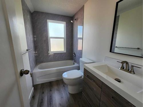 814 21 Avenue Se, Calgary, AB - Indoor Photo Showing Bathroom