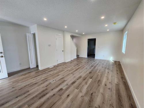 814 21 Avenue Se, Calgary, AB - Indoor Photo Showing Other Room