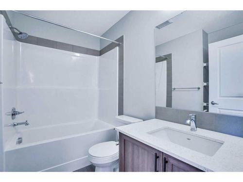 954 Cobblemore Common Sw, Airdrie, AB - Indoor Photo Showing Bathroom