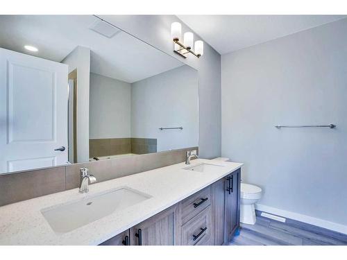 954 Cobblemore Common Sw, Airdrie, AB - Indoor Photo Showing Bathroom