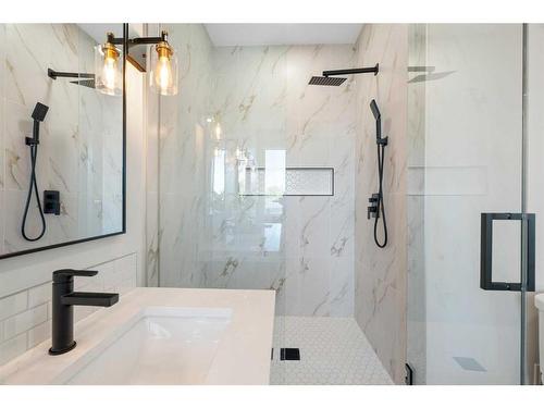 2710 17A Street Nw, Calgary, AB - Indoor Photo Showing Bathroom