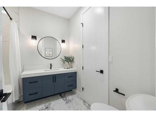 2710 17A Street Nw, Calgary, AB - Indoor Photo Showing Bathroom