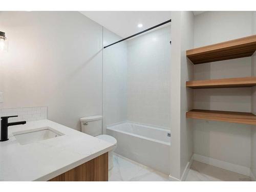 2710 17A Street Nw, Calgary, AB - Indoor Photo Showing Bathroom