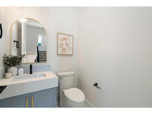 2710 17A Street Nw, Calgary, AB - Indoor Photo Showing Bathroom