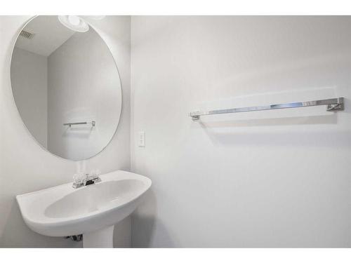 348 Mckenzie Towne Link Se, Calgary, AB - Indoor Photo Showing Bathroom