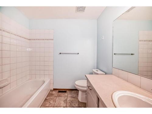 34 West Boothby Crescent, Cochrane, AB - Indoor Photo Showing Bathroom