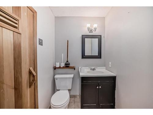 34 West Boothby Crescent, Cochrane, AB - Indoor Photo Showing Bathroom