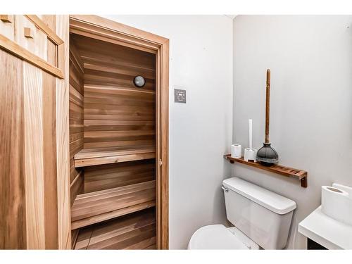 34 West Boothby Crescent, Cochrane, AB - Indoor Photo Showing Bathroom