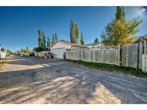 34 West Boothby Crescent, Cochrane, AB - Outdoor