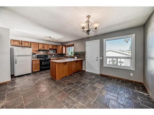 34 West Boothby Crescent, Cochrane, AB - Indoor Photo Showing Kitchen