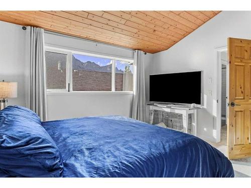 3-813 6Th Street, Canmore, AB - Indoor Photo Showing Bedroom