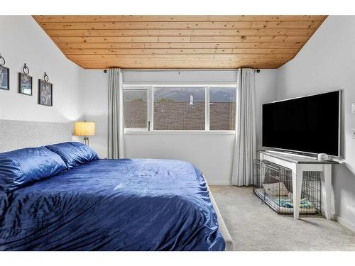 3-813 6Th Street, Canmore, AB - Indoor Photo Showing Bedroom