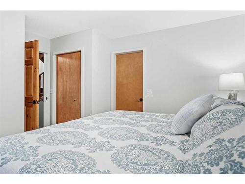 3-813 6Th Street, Canmore, AB - Indoor Photo Showing Bedroom