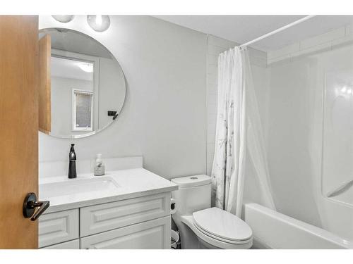 3-813 6Th Street, Canmore, AB - Indoor Photo Showing Bathroom