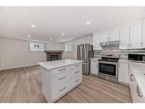 159 Schiller Crescent Nw, Calgary, AB - Indoor Photo Showing Kitchen