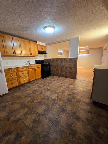 847 Madeira Drive Ne, Calgary, AB - Indoor Photo Showing Kitchen