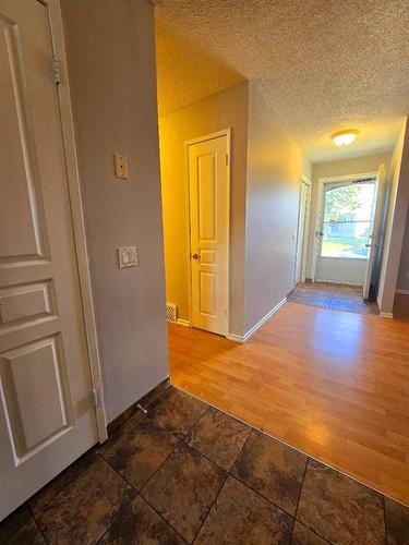 847 Madeira Drive Ne, Calgary, AB - Indoor Photo Showing Other Room