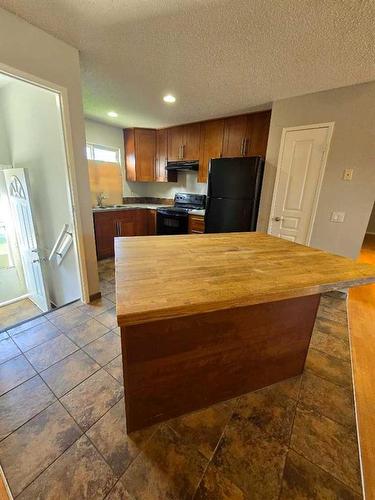 847 Madeira Drive Ne, Calgary, AB - Indoor Photo Showing Kitchen