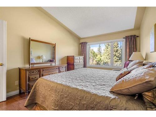 93 Shawnee Rise Sw, Calgary, AB - Indoor Photo Showing Bedroom