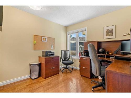 93 Shawnee Rise Sw, Calgary, AB - Indoor Photo Showing Office