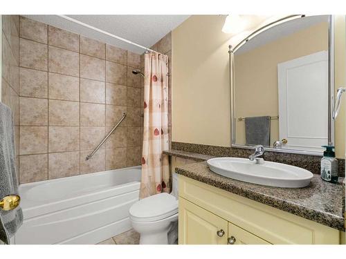 93 Shawnee Rise Sw, Calgary, AB - Indoor Photo Showing Bathroom