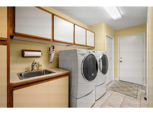 93 Shawnee Rise Sw, Calgary, AB - Indoor Photo Showing Laundry Room