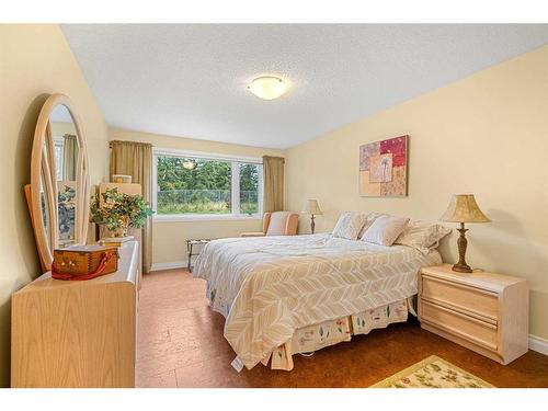 93 Shawnee Rise Sw, Calgary, AB - Indoor Photo Showing Bedroom