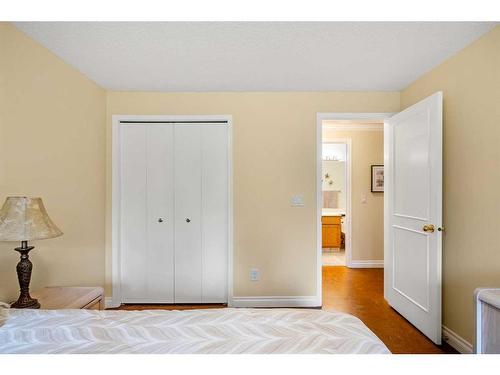 93 Shawnee Rise Sw, Calgary, AB - Indoor Photo Showing Bedroom