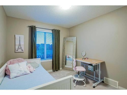 182 Mahogany Passage Se, Calgary, AB - Indoor Photo Showing Bedroom