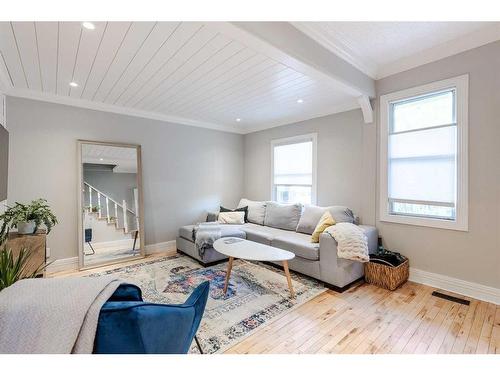 1021 17 Avenue Se, Calgary, AB - Indoor Photo Showing Living Room