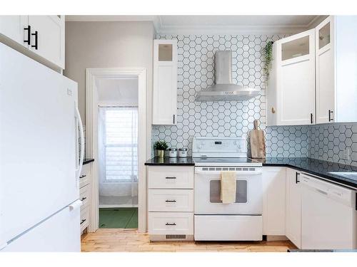 1021 17 Avenue Se, Calgary, AB - Indoor Photo Showing Kitchen