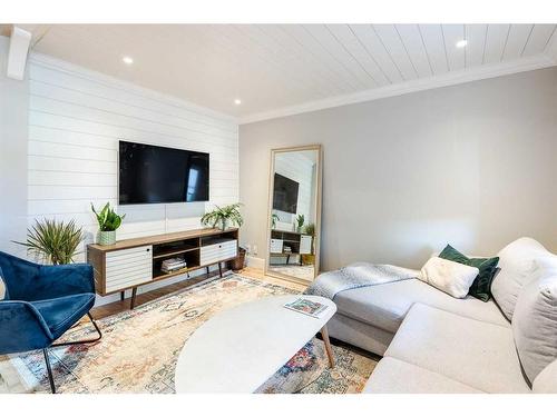 1021 17 Avenue Se, Calgary, AB - Indoor Photo Showing Living Room