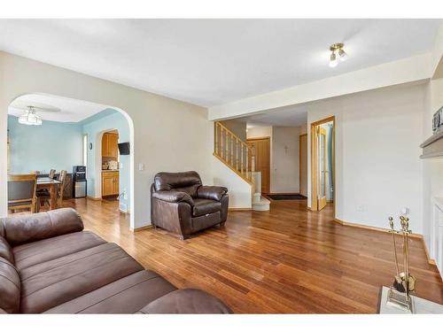 255 Del Ray Road Ne, Calgary, AB - Indoor Photo Showing Living Room