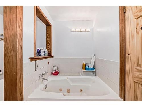 27 Rundleson Way Ne, Calgary, AB - Indoor Photo Showing Bathroom