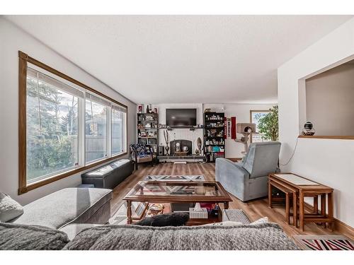 27 Rundleson Way Ne, Calgary, AB - Indoor Photo Showing Living Room